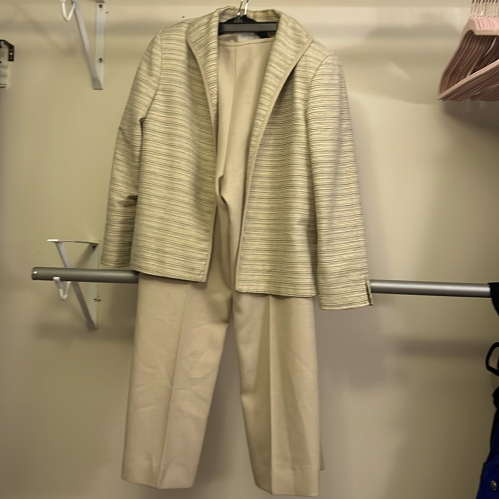 Liz Claiborne Cream colored Women’s Textured Pant Suite.Size 12.
